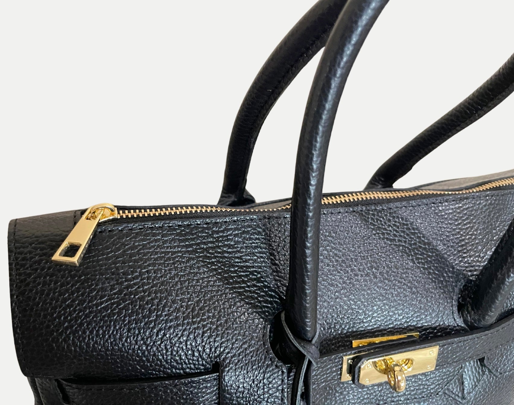 GOLDxTEAL Gorgeous pebbled leather fringe handbag.