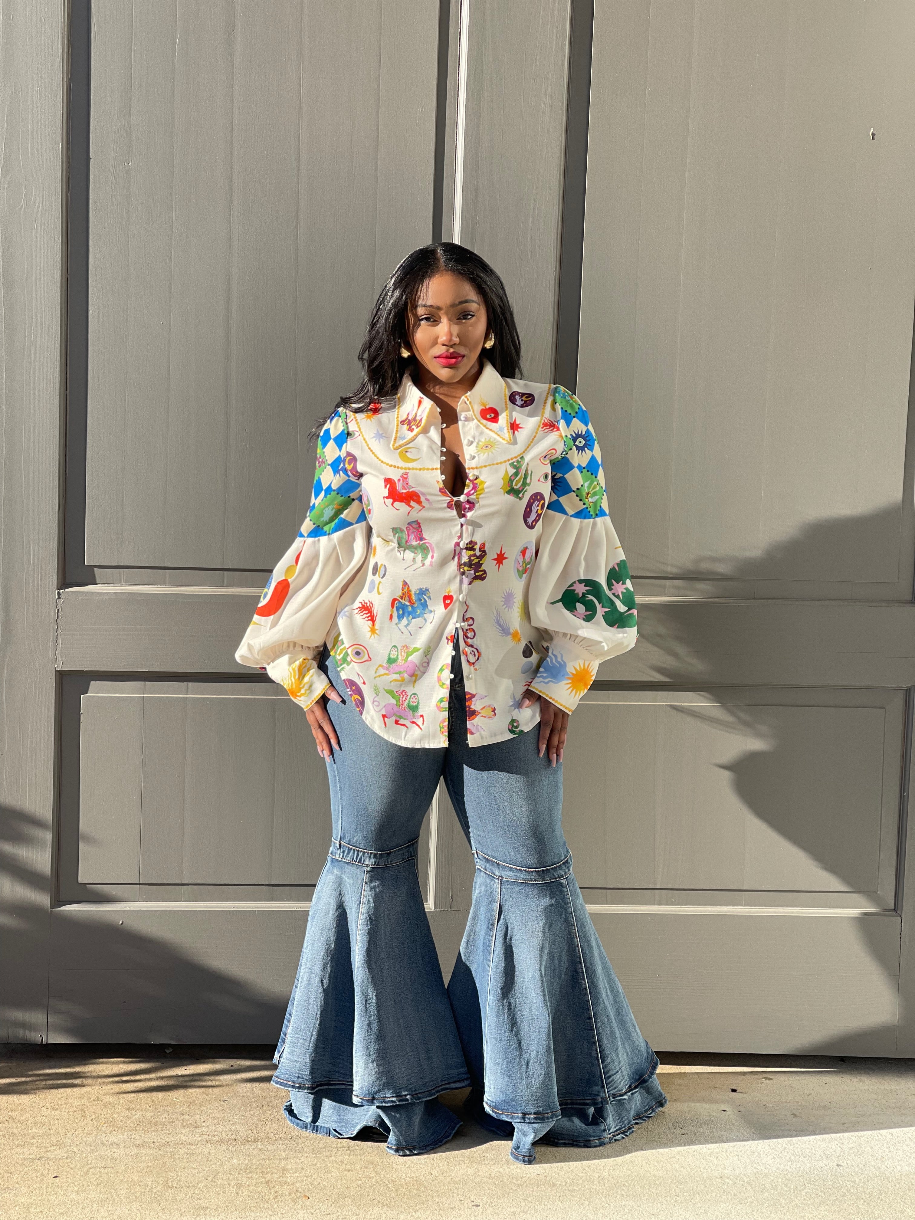 Colorful printed blouse with ballon sleeves.