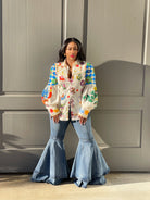 Colorful printed blouse with ballon sleeves.
