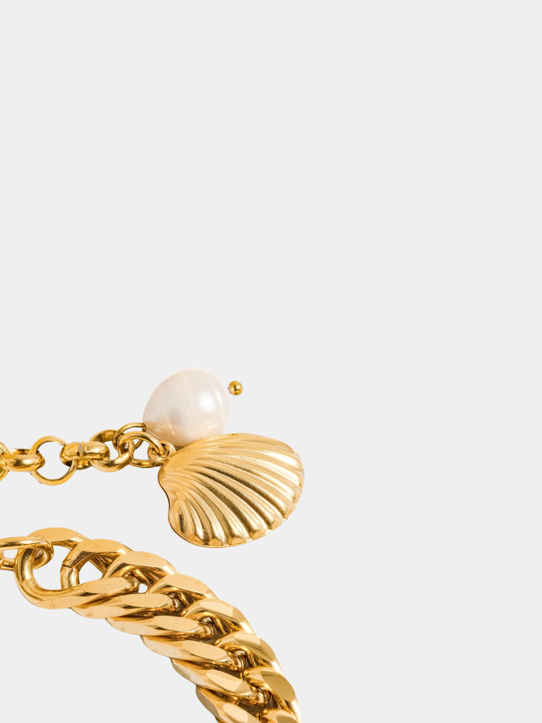 GOLDxTEAL chic 18k gold plated link bracelet accented with a a shell and freshwater peal charm.